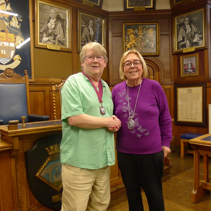 Mayor Rachel Clarke welcomes Deputy Mayor Peter Lawrence